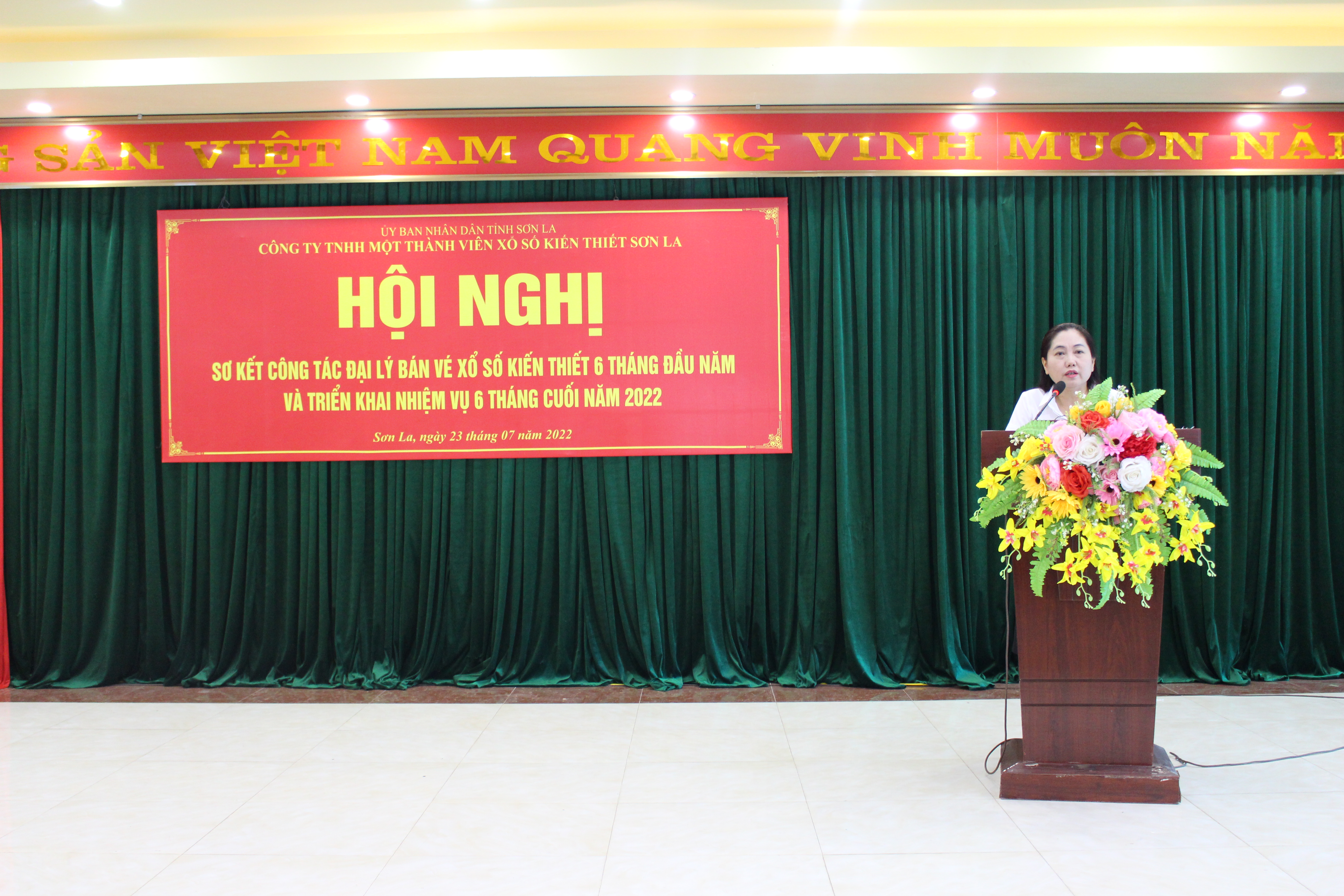 Đ/C : Bùi Thị Thoa Chủ tịch kiêm Giám đốc Công ty phát biểu và chỉ đạo hội nghị